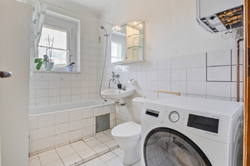 koupelna - Prodej bytu 2+kk v osobním vlastnictví 49 m², Beroun