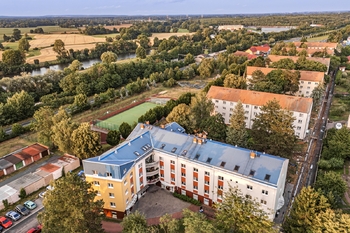 Budova a přilehlé okolí  - Prodej bytu 3+kk v osobním vlastnictví 81 m², Chvaletice