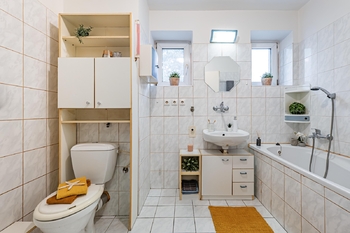 1. koupelna - Prodej bytu 3+kk v osobním vlastnictví 81 m², Chvaletice