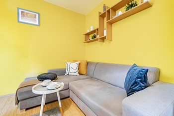 Obývací pokoj - Prodej bytu 3+kk v osobním vlastnictví 81 m², Chvaletice
