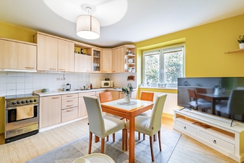 Obývací pokoj - Prodej bytu 3+kk v osobním vlastnictví 81 m², Chvaletice