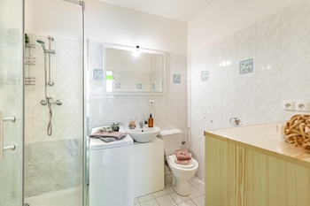 2. koupelna - Prodej bytu 3+kk v osobním vlastnictví 81 m², Chvaletice