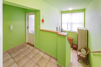 Schodiště do patra - Prodej bytu 3+kk v osobním vlastnictví 81 m², Chvaletice