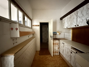 Kuchyně s průchodem do koupelny - Prodej bytu 2+1 v osobním vlastnictví 59 m², Návojná