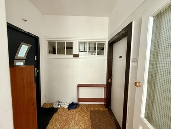 Chodba před bytem - Prodej bytu 2+1 v osobním vlastnictví 59 m², Návojná