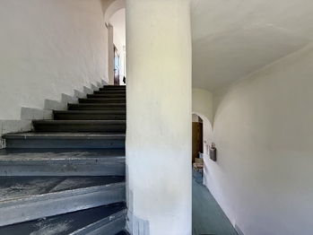 Schodiště k bytu - Prodej bytu 2+1 v osobním vlastnictví 59 m², Návojná
