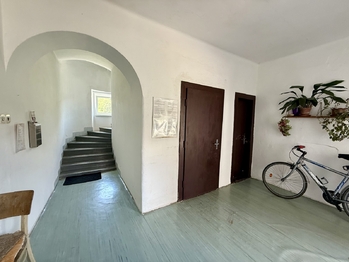 Vchod - Prodej bytu 2+1 v osobním vlastnictví 59 m², Návojná