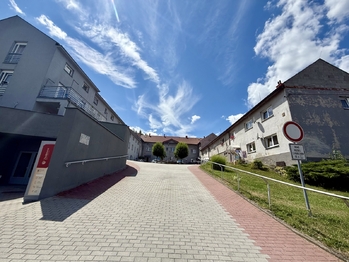 Nádvoří domu - Prodej bytu 2+1 v osobním vlastnictví 59 m², Návojná