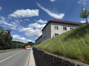 Budova bývalého zámku - Prodej bytu 2+1 v osobním vlastnictví 59 m², Návojná 