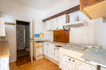 Kuchyně s průchodem do koupelny - Prodej bytu 2+1 v osobním vlastnictví 59 m², Návojná