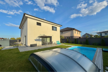 bazén a terasa - Prodej domu 220 m², Polerady