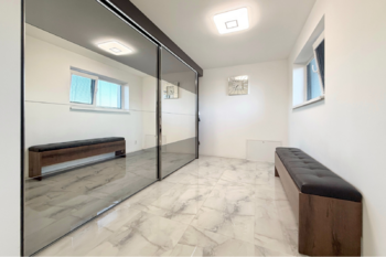 vstupní hala - Prodej domu 220 m², Polerady