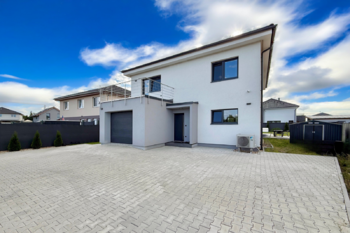 dvůr - Prodej domu 220 m², Polerady