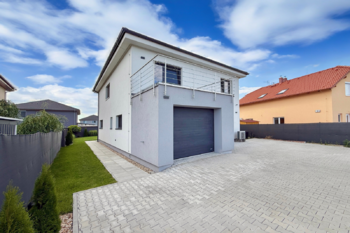 dvůr - Prodej domu 220 m², Polerady