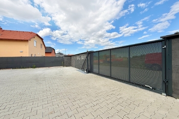 dvůr - Prodej domu 220 m², Polerady