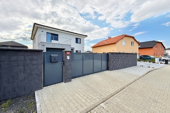 vjezd - Prodej domu 220 m², Polerady