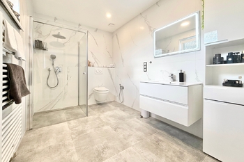 koupelna u ložnice - Prodej domu 220 m², Polerady