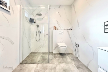 koupelna u ložnice - Prodej domu 220 m², Polerady