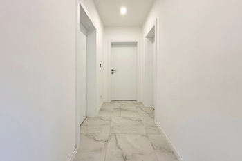 chodba 2.NP - Prodej domu 220 m², Polerady