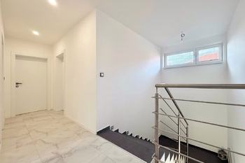 chodba 2.NP - Prodej domu 220 m², Polerady