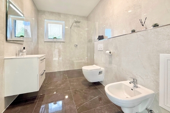 koupelna v přízemí - Prodej domu 220 m², Polerady