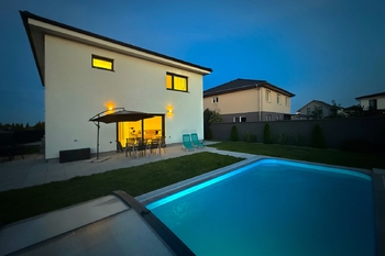 bazén a terasa večer - Prodej domu 220 m², Polerady