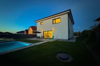 zahrada + bazén večer - Prodej domu 220 m², Polerady