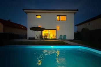 zahrada + bazén večer - Prodej domu 220 m², Polerady