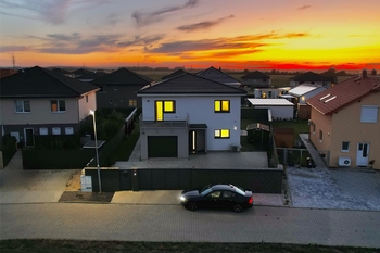 rodinný dům večer - Prodej domu 220 m², Polerady