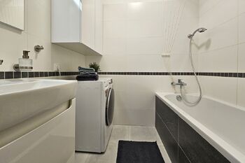 koupelna - Pronájem bytu 2+kk v osobním vlastnictví 60 m², Milovice