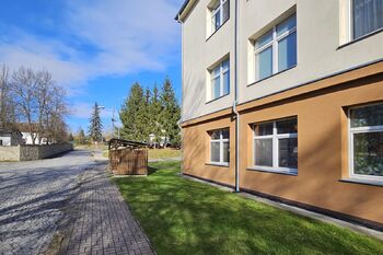 pohled na bytový dům - Pronájem bytu 2+kk v osobním vlastnictví 60 m², Milovice
