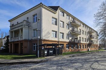 pohled na bytový dům - Pronájem bytu 2+kk v osobním vlastnictví 60 m², Milovice