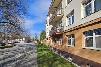 pohled na bytový dům - Pronájem bytu 2+kk v osobním vlastnictví 60 m², Milovice