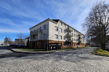 pohled na bytový dům - Pronájem bytu 2+kk v osobním vlastnictví 60 m², Milovice