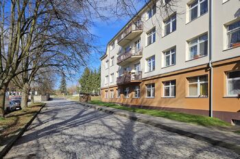 pohled na bytový dům - Pronájem bytu 2+kk v osobním vlastnictví 60 m², Milovice