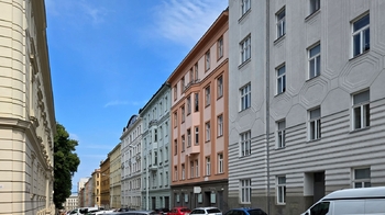 Pohled na bytový dům s provozovnou v přízemí - Prodej obchodních prostor 99 m², Brno