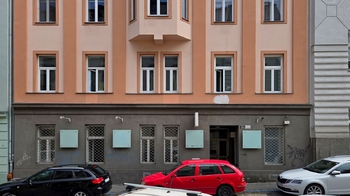 Čelní pohled na dům s provozovnou v přízemí - Prodej obchodních prostor 99 m², Brno
