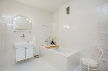 2 NP koupelna - Prodej domu 280 m², Brno