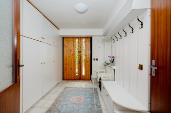 1 NP vstupní chodba - Prodej domu 280 m², Brno