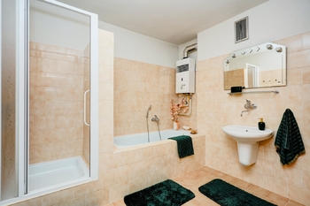2 NP koupelna - Prodej domu 280 m², Brno