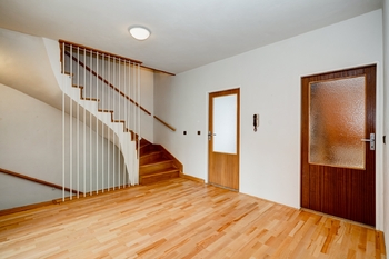 2 NP vstupní hala foto 1 - Prodej domu 280 m², Brno