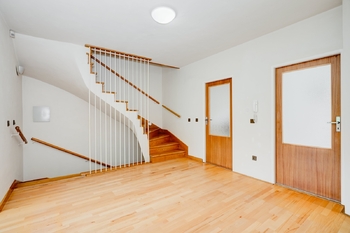 3 NP vstupní hala foto 3 - Prodej domu 280 m², Brno