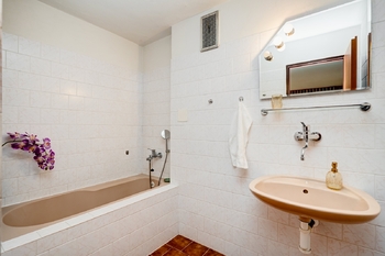 4 NP koupelna - Prodej domu 280 m², Brno