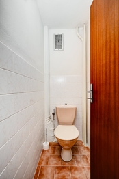 4 NP toaleta - Prodej domu 280 m², Brno