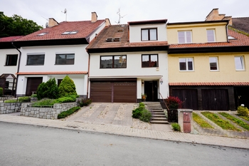 uliční pohled foto 2 - Prodej domu 280 m², Brno