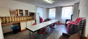 společenská místnost s kuchyňskou linkou - Prodej ubytovacího zařízení 1364 m², Kunžak