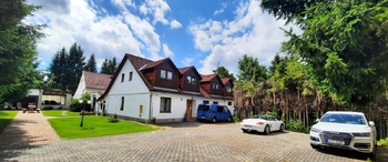 boční pohled s parkovištěm v areálu - Prodej ubytovacího zařízení 1364 m², Kunžak