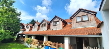 pohled na pokoje ze dvora penzionu - Prodej ubytovacího zařízení 1364 m², Kunžak