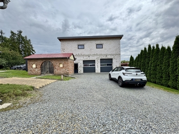 Prodej obchodních prostor 313 m², Dolní Újezd