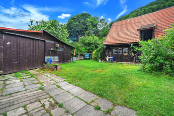 Rodinný dům, Machov - pohled na dům a garáž - Prodej domu 110 m², Machov